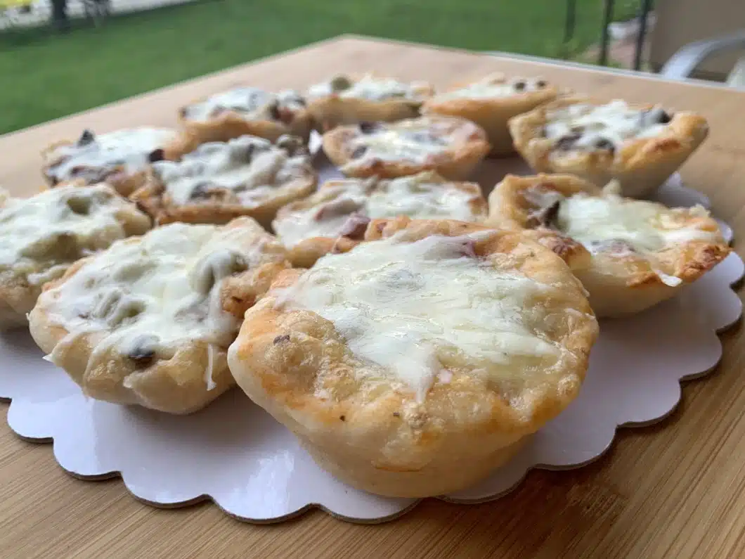 Pizza briosa cu trio topping