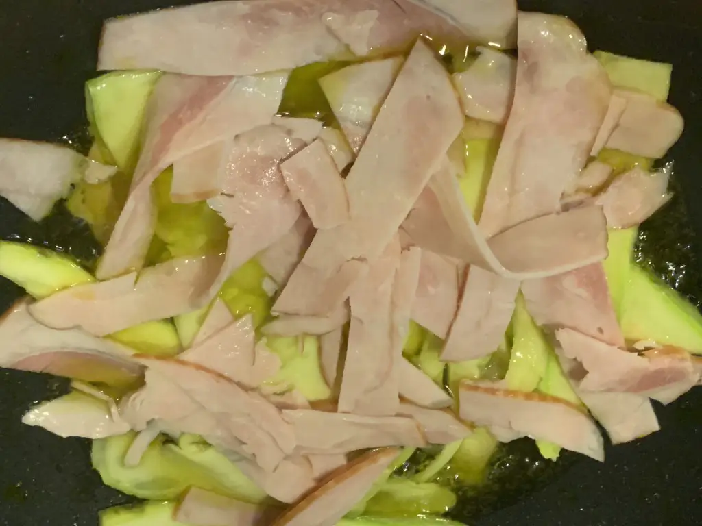 C9E7AFC4-C969-49D2-A0A1-D0439DCF7A32 Fettuccine cu sunca, dovlecel si rosii cherry
