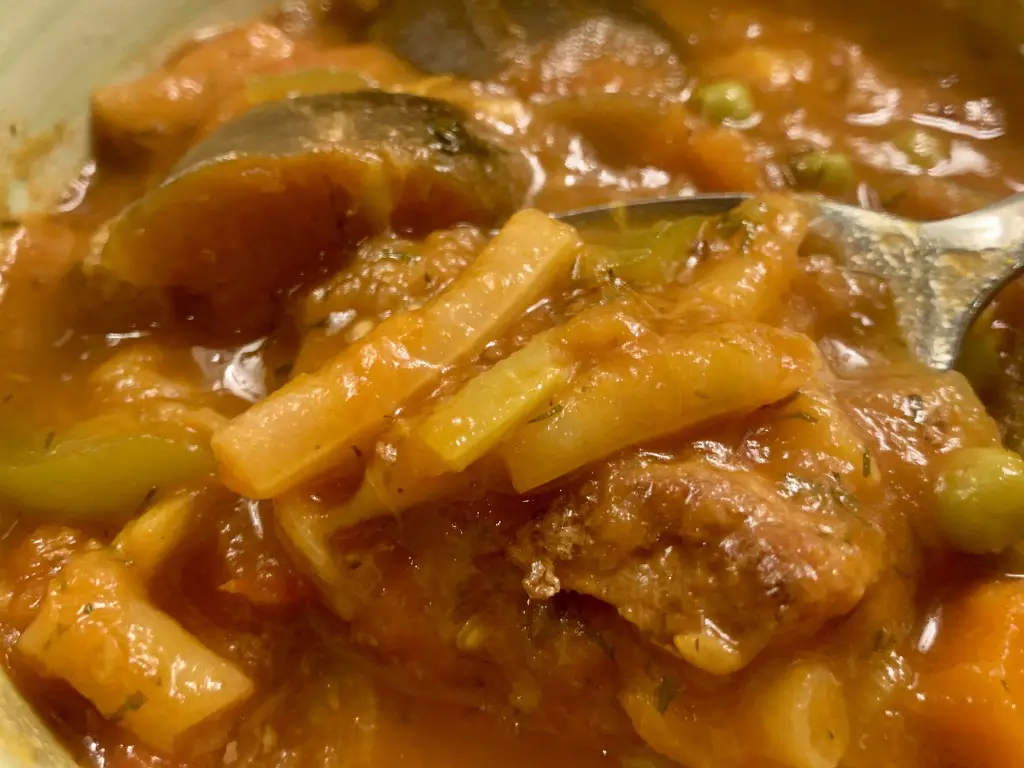 CE4CDA63-39C4-4267-8C4D-4E8529276D79 Ghiveci clasic cu carne de porc si cabanos