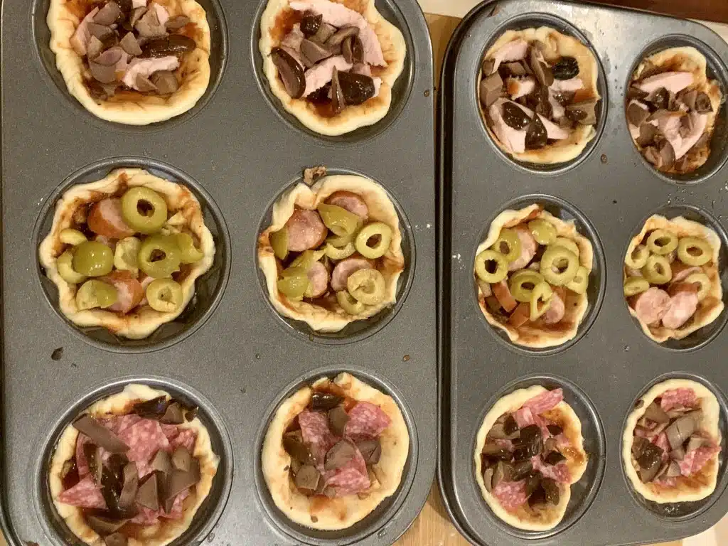 DB2B22B1-2A7D-4DB4-A0C7-370E9F9D3110 Pizza briosa cu trio topping