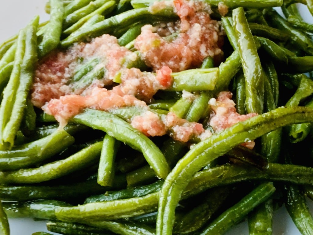 Teci (pastai) de fasole verde prajite cu mujdei