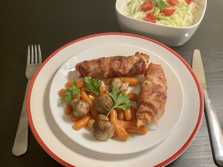 Rulada din piept de pui invelit in bacon la cuptor