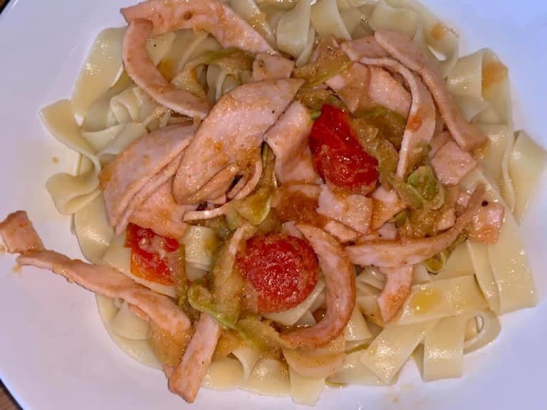 Fettuccine cu sunca, dovlecel si rosii cherry