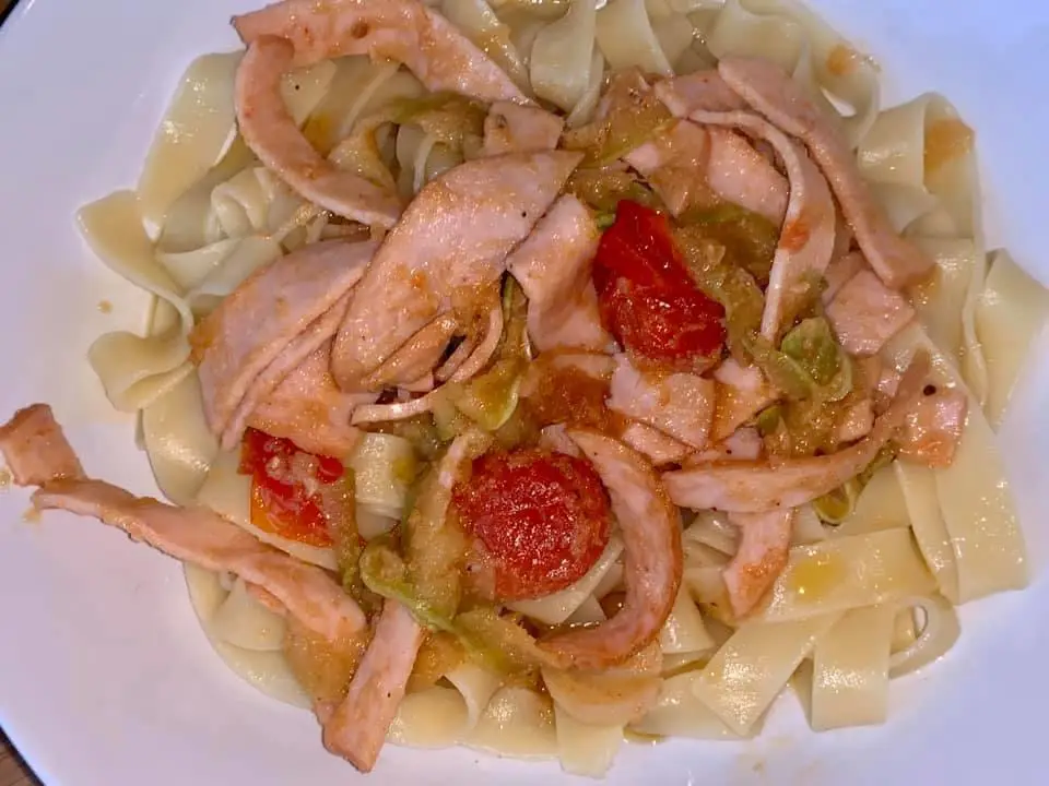 EBFDAB31-73DB-458D-8482-D6EB76BC2214 Fettuccine cu sunca, dovlecel si rosii cherry
