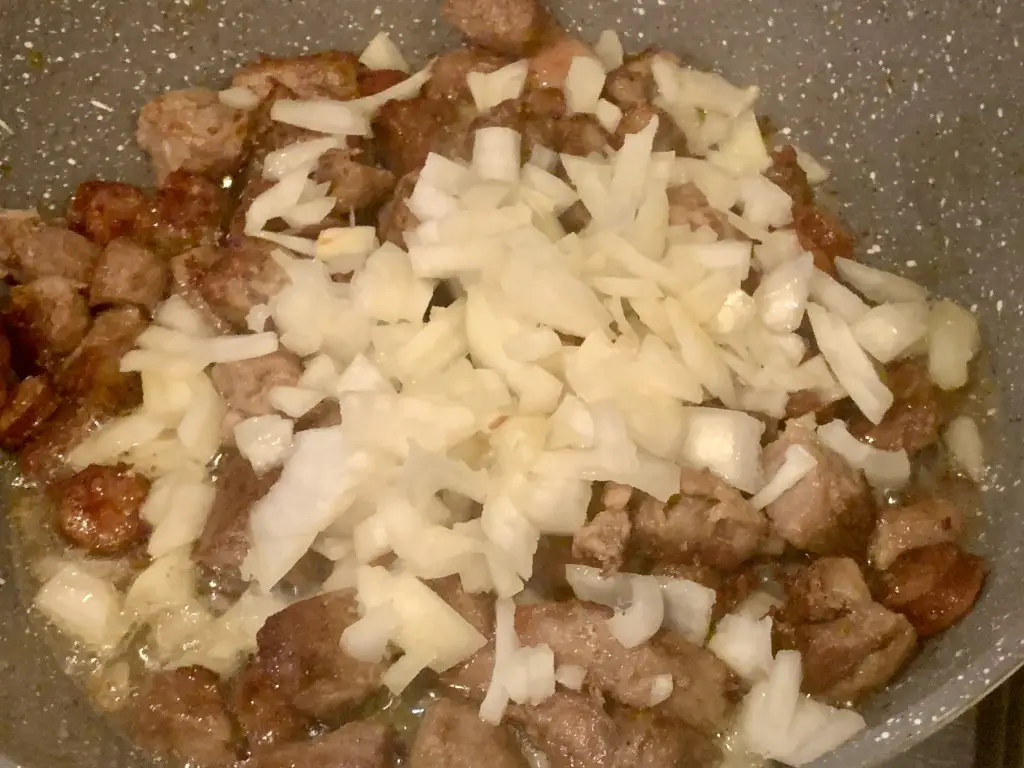 EF84743B-D974-4177-B1A0-892B015D0A3A Ghiveci clasic cu carne de porc si cabanos