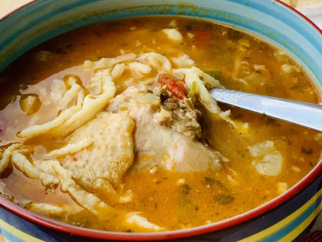 Zeama (bors) de gaina de tara, cu taitei de casa si zdrente din ou – moldoveneasca