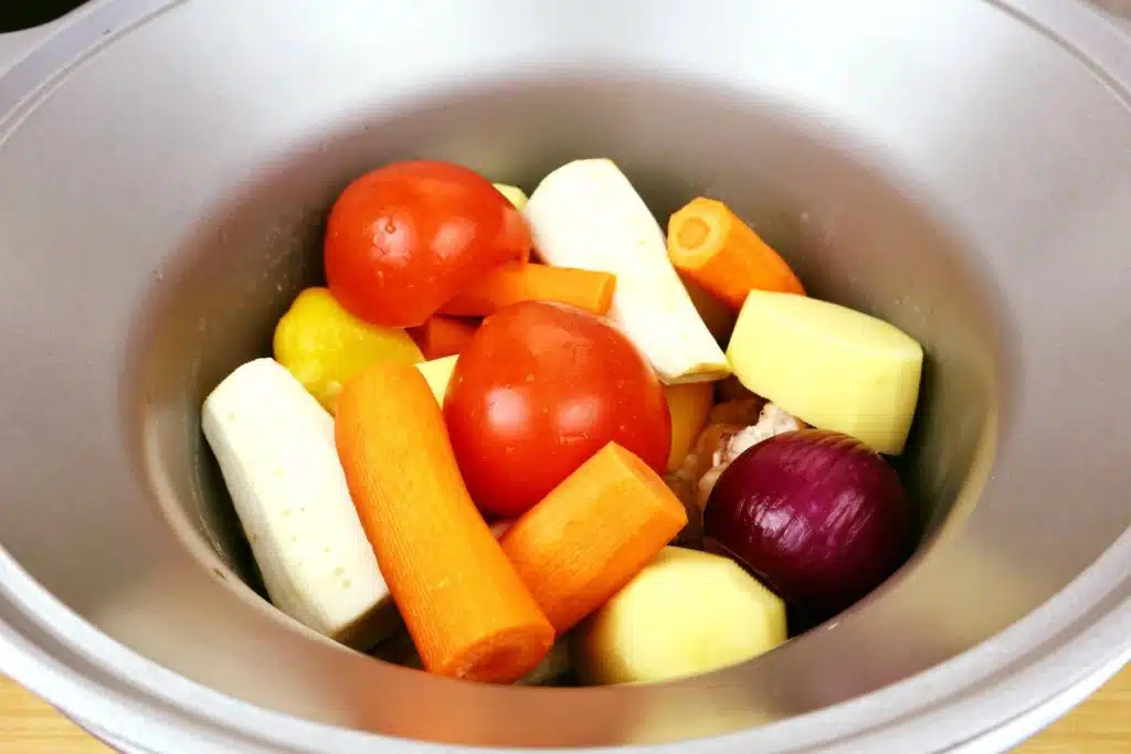 32573155-B190-4DA5-9048-80ED0CBE0A6C Supa de pui cu taitei tricolor – la slow cooker
