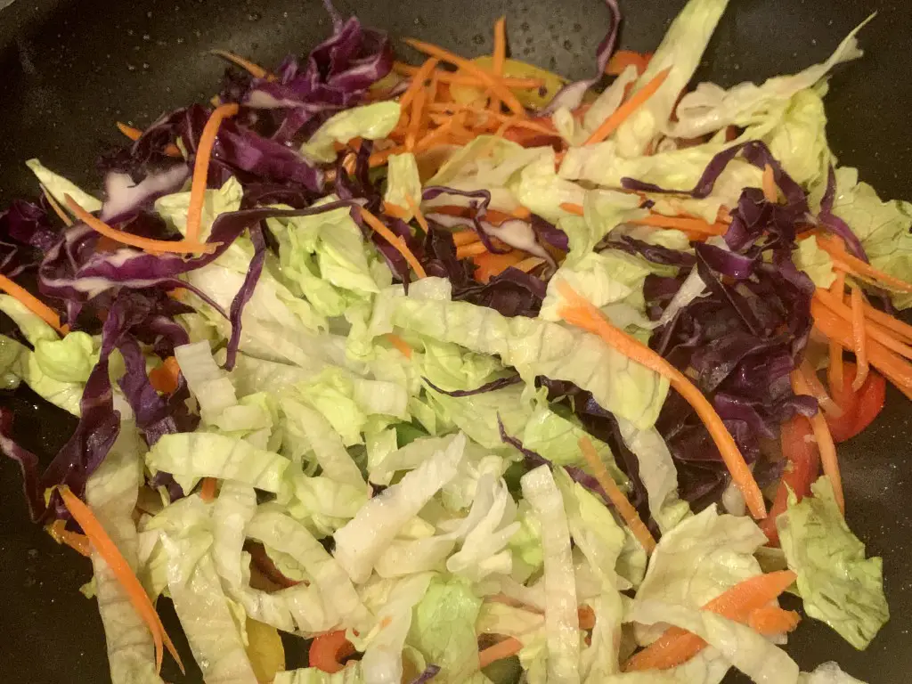 56D355C3-E65B-427B-8136-1347E823EEEB Lo mein cu legume ( de post )