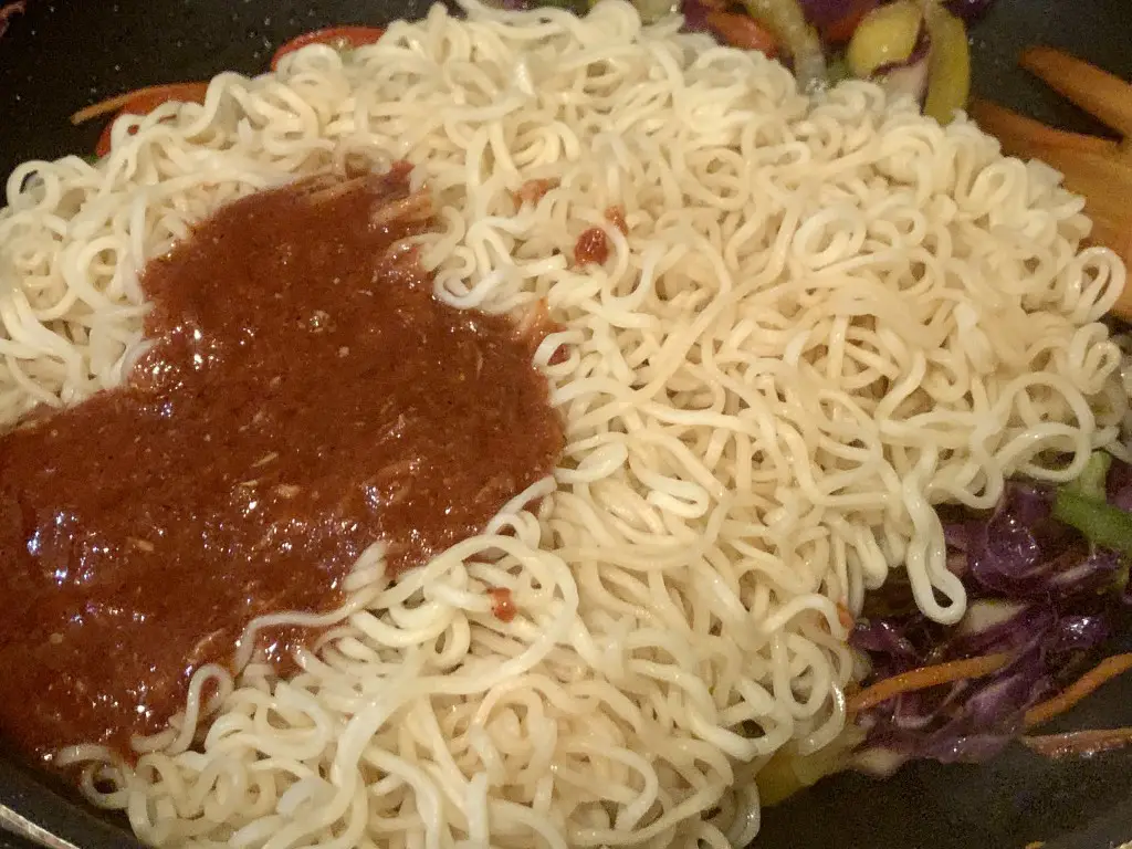 64576426-C3C0-4B2E-92AA-72EF74982D6D Lo mein cu legume ( de post )