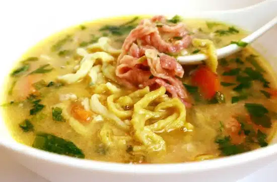 Supa de pui cu taitei tricolor – la slow cooker