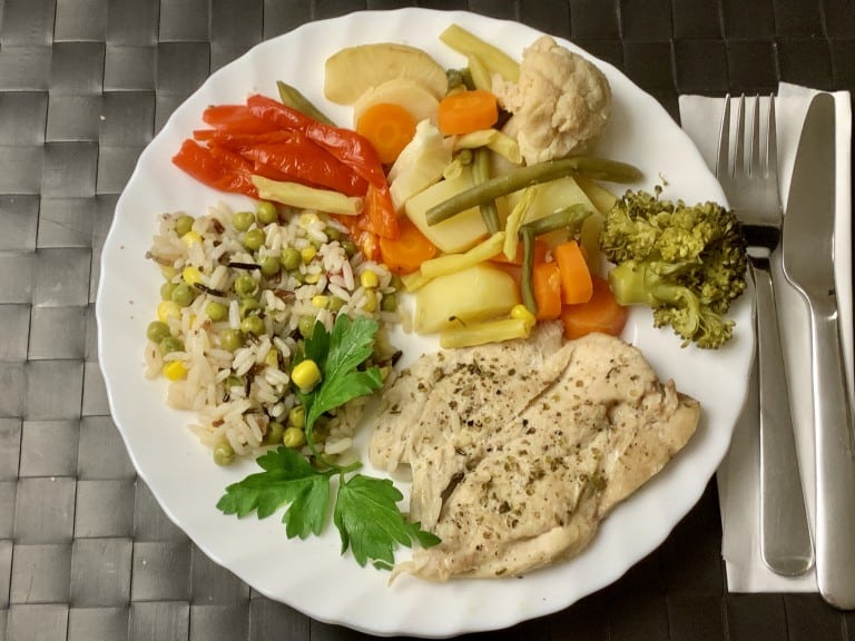 Piept de pui cu legume si orez la steamer