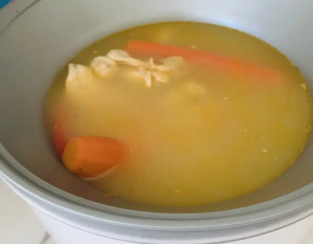 E60FB356-16C5-462B-9B55-B1DD6FE94B2B Supa de pui cu taitei tricolor – la slow cooker