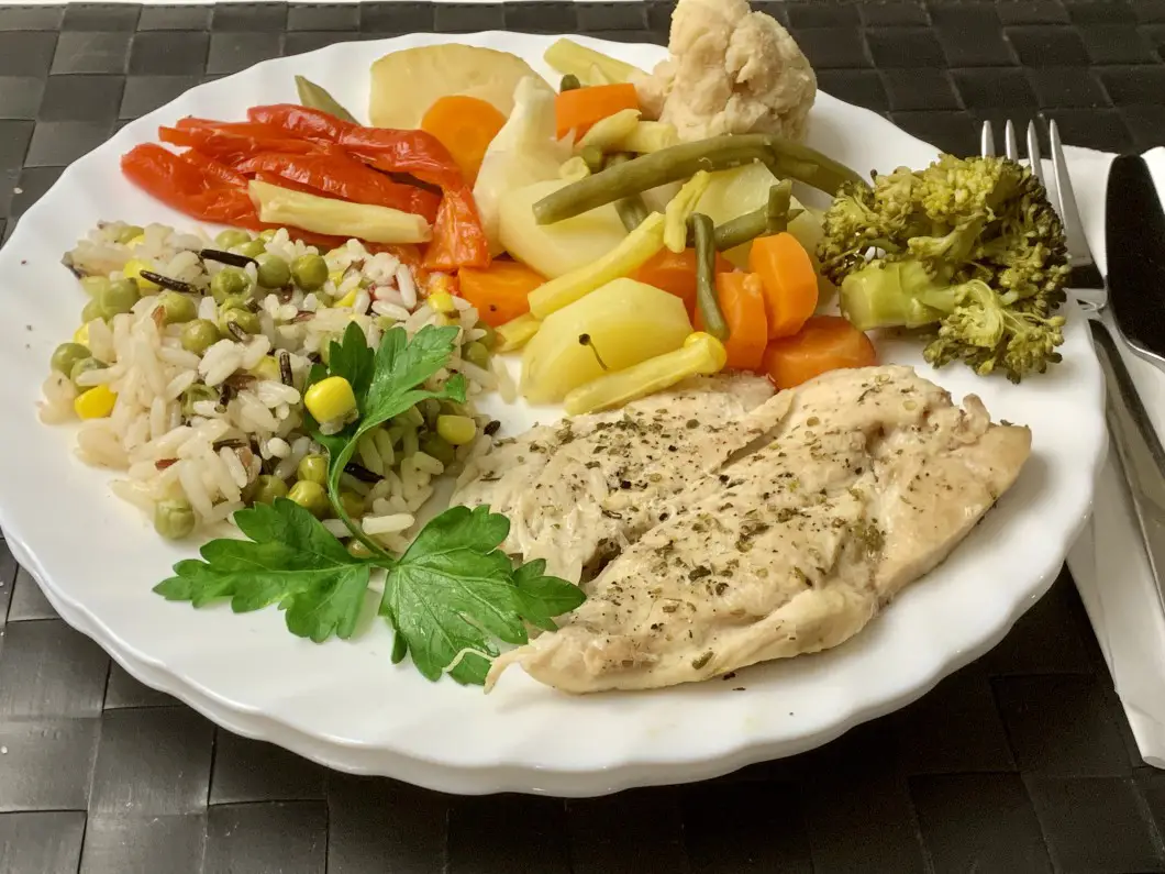 Piept de pui cu legume si orez la steamer