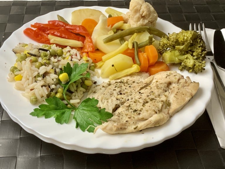 Piept de pui cu legume si orez la steamer