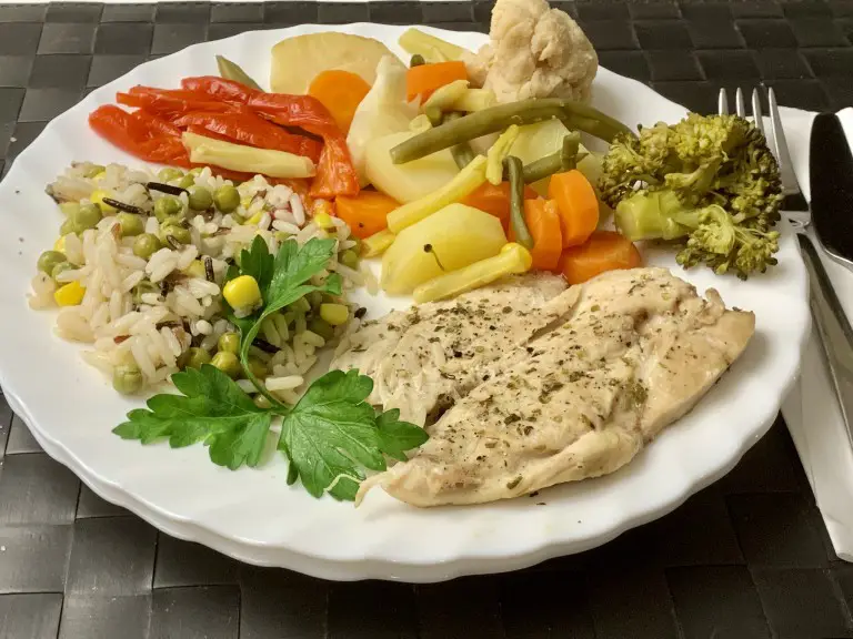 Piept de pui cu legume si orez la steamer
