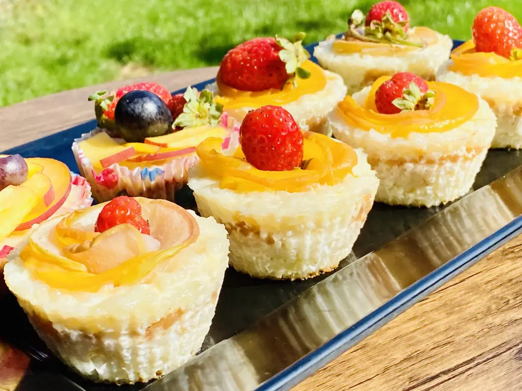 Briose budinca din orez cu lapte si decor de fructe