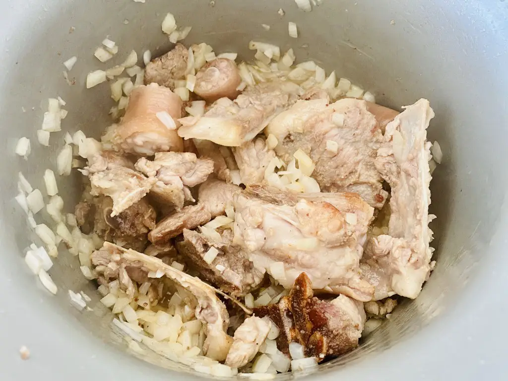29C5C12A-F6CF-49F5-89C0-D26D3ABB4264 Varza dulce cu oase de porc si carnati acrita cu bors