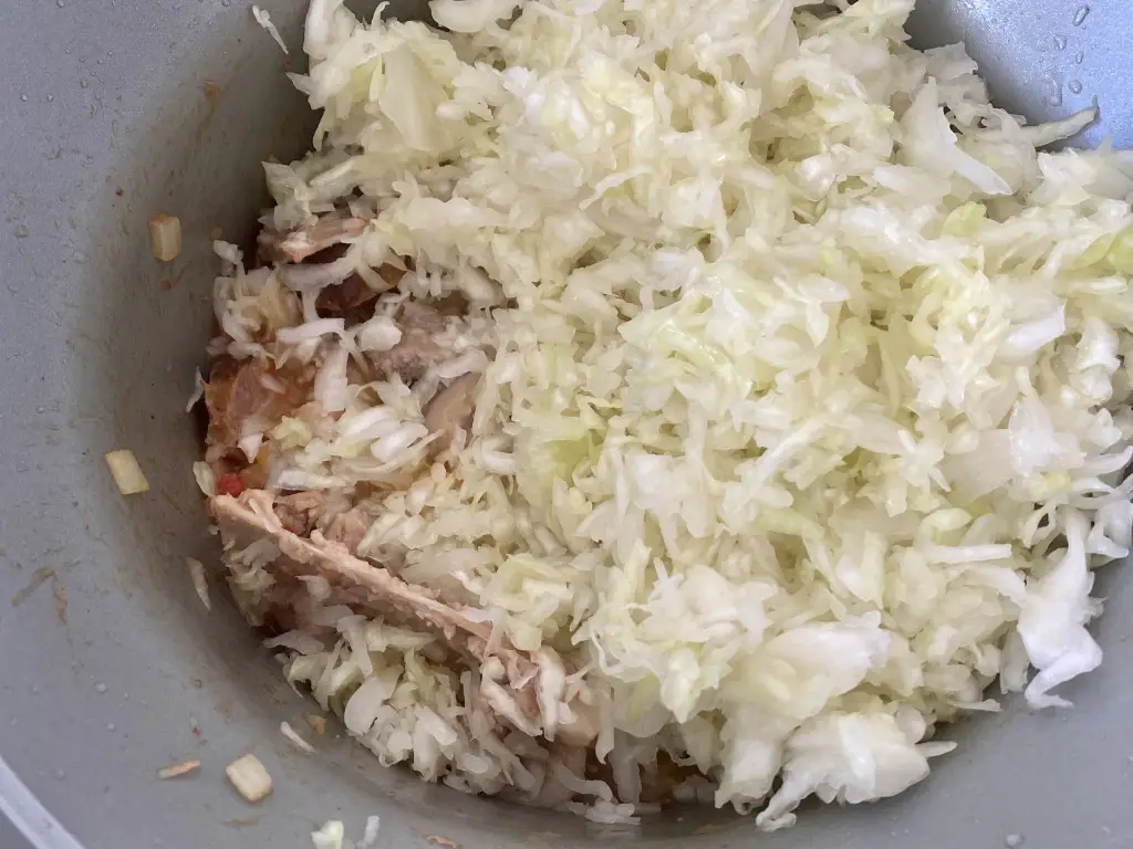 63BC33D0-3A0B-453C-924B-36D5B136C364 Varza dulce cu oase de porc si carnati acrita cu bors