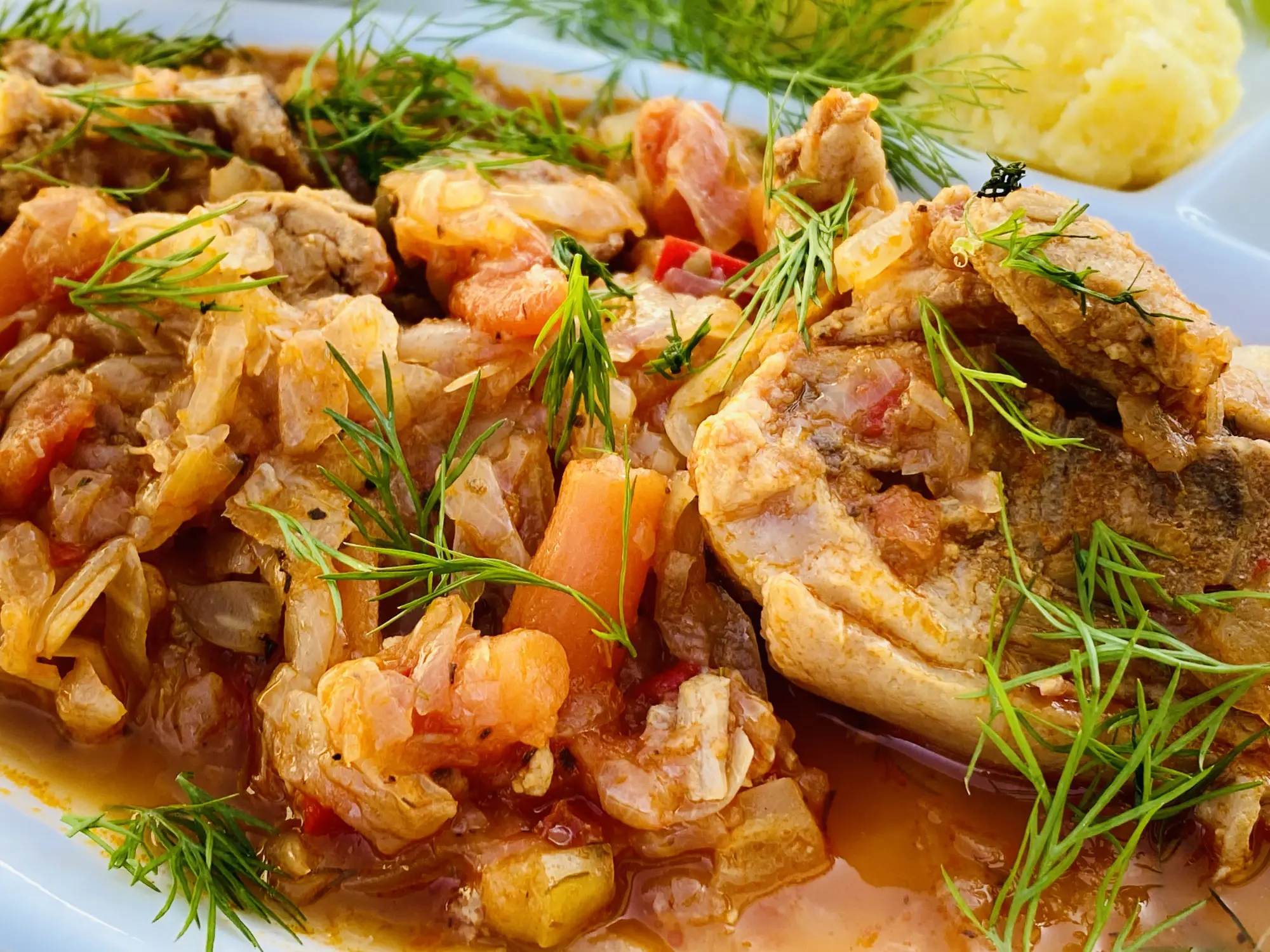 Varza dulce cu oase de porc si carnati acrita cu bors