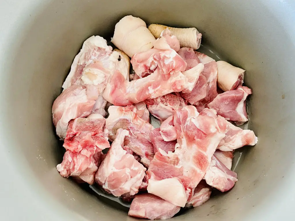 E8684FFF-422F-450E-A06B-E0CBFF280A7A Varza dulce cu oase de porc si carnati acrita cu bors