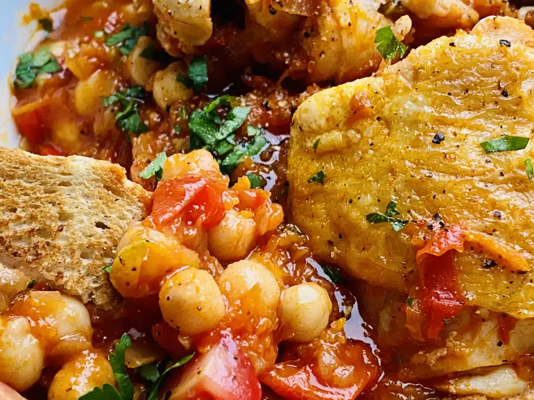 Potaje (Tocanita) de naut cu legume inabusite in sos de rosii si pulpe de pui