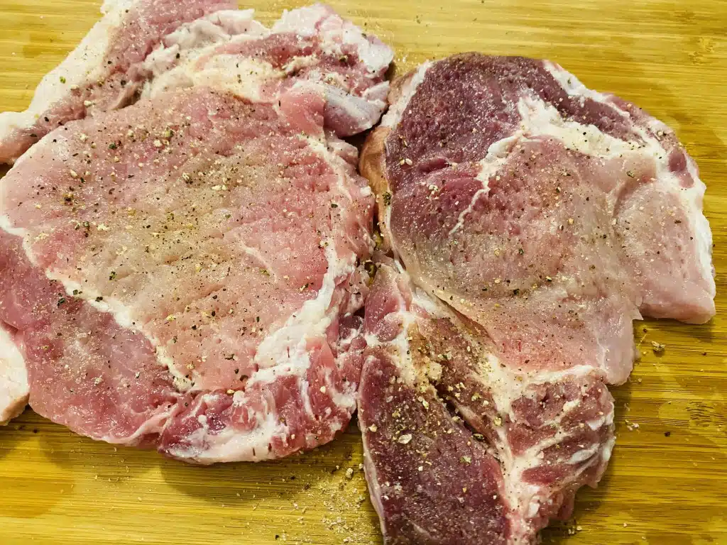 28EA3AEA-D12D-488C-98D5-C8C40B8F1315 Friptura de porc prajita in unt cu ierburi aromatice si garnitura de cartofi aromati