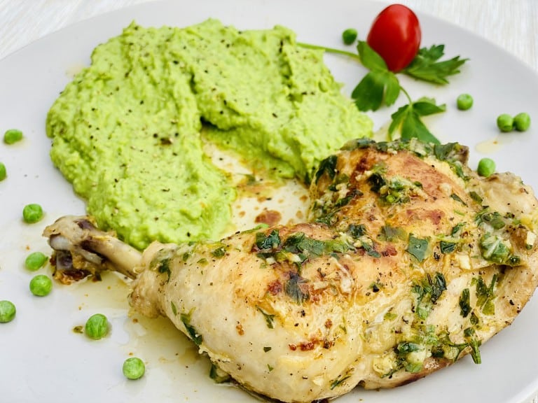Pulpe de pui aromate la tigaie cu garnitura de piure de mazare