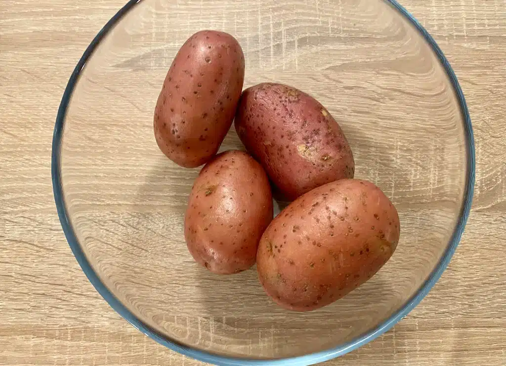 40F5E75E-6954-4E16-8BC4-80746FD97093 Friptura de porc prajita in unt cu ierburi aromatice si garnitura de cartofi aromati