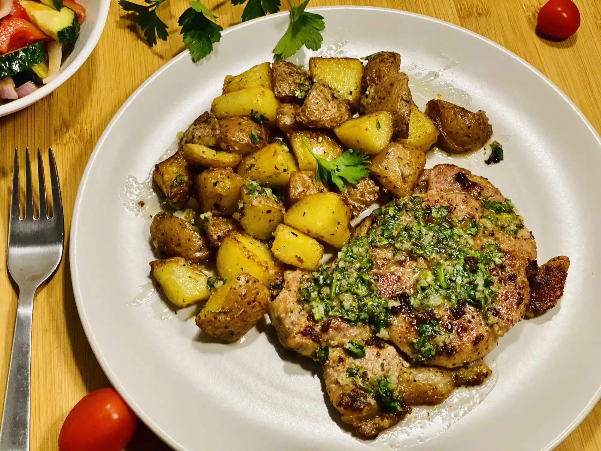 Friptura de porc prajita in unt cu ierburi aromatice si garnitura de cartofi aromati