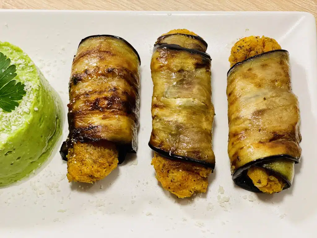 5C50C8C0-CFFA-407A-B340-05495734C770 Mititei din cartofi rulati in felii de vanata – vegan