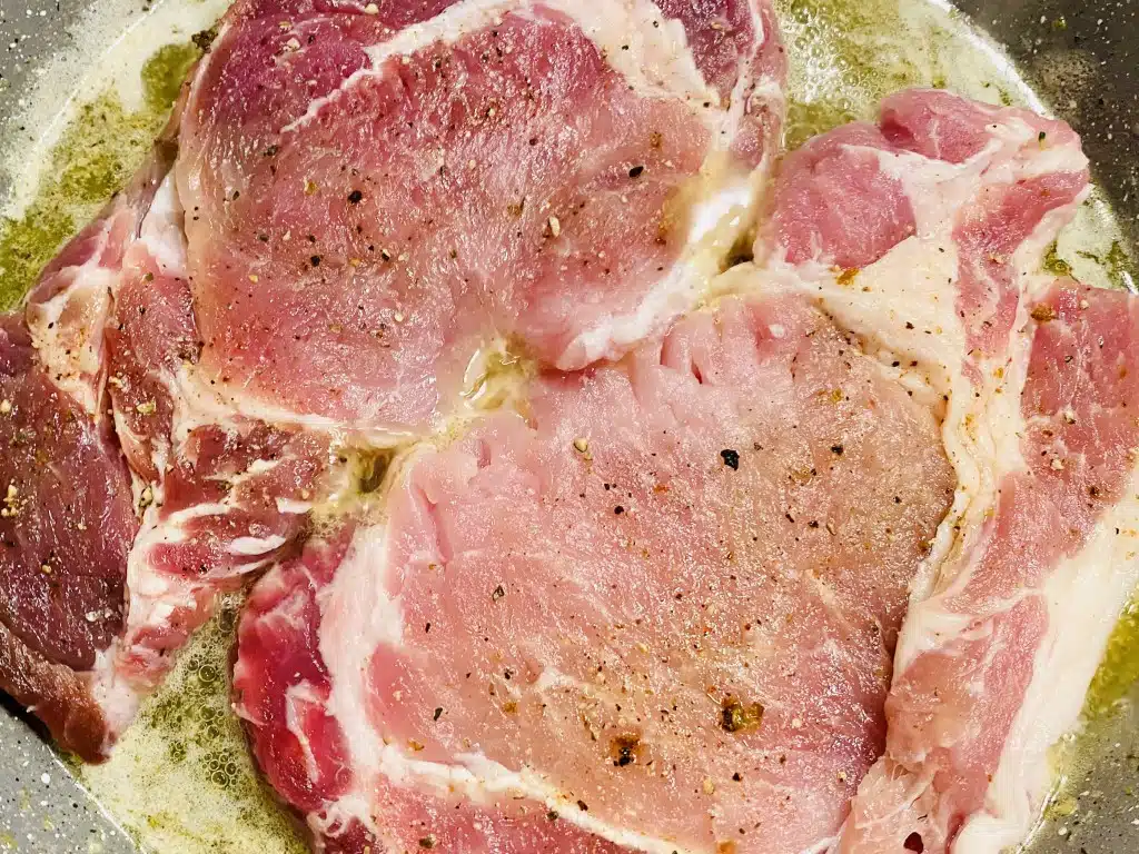 6918FADF-2881-4F6A-ACF5-8B5A0E94779E Friptura de porc prajita in unt cu ierburi aromatice si garnitura de cartofi aromati