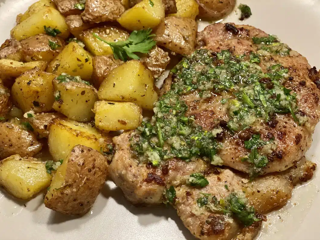 Friptura de porc prajita in unt cu ierburi aromatice si garnitura de cartofi aromati
