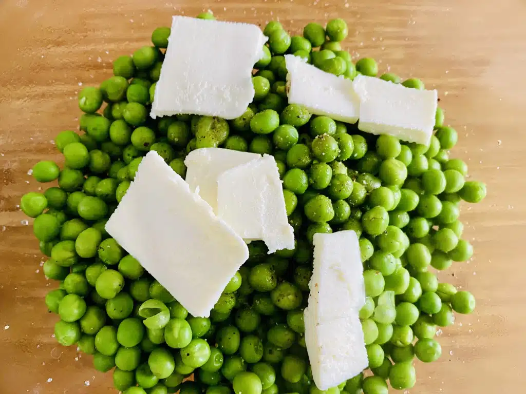 9A01DF14-3F75-41C7-9F84-5E3113C5294F Pulpe de pui aromate la tigaie cu garnitura de piure de mazare
