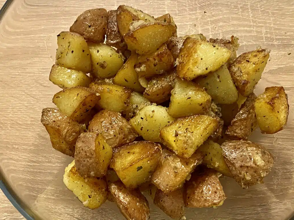 A8A7A17C-D3A2-4A41-BED0-2815B0E6D8C2 Friptura de porc prajita in unt cu ierburi aromatice si garnitura de cartofi aromati