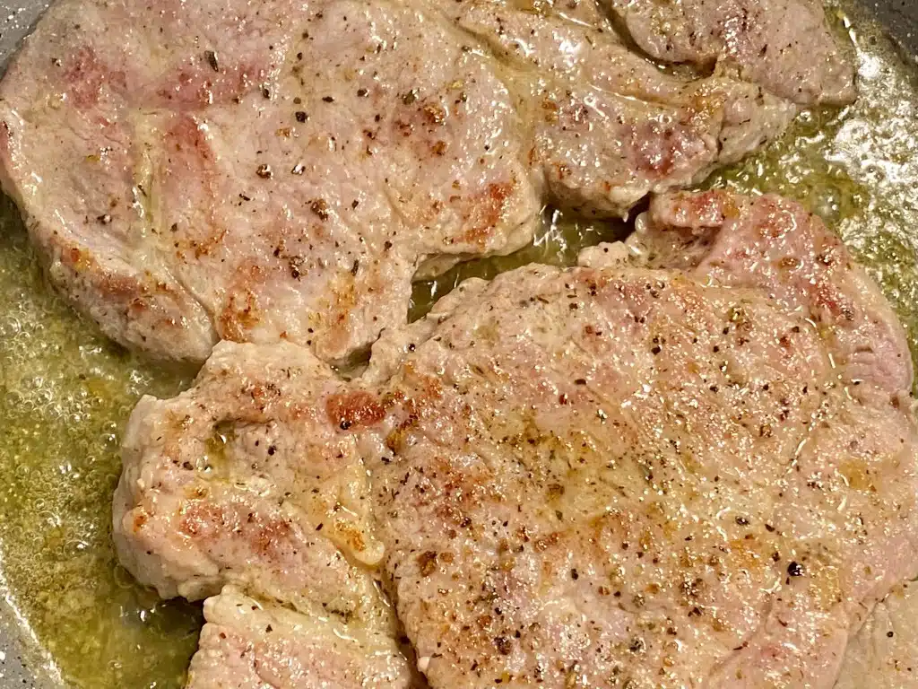 A8CC567A-8472-4C40-8F9B-16F366EF0FB4 Friptura de porc prajita in unt cu ierburi aromatice si garnitura de cartofi aromati