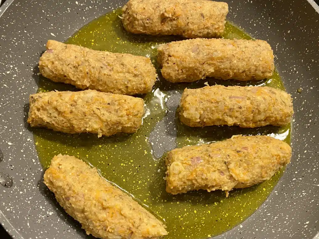 B5393213-3757-474A-9256-C1F77852F486 Mititei din cartofi rulati in felii de vanata – vegan