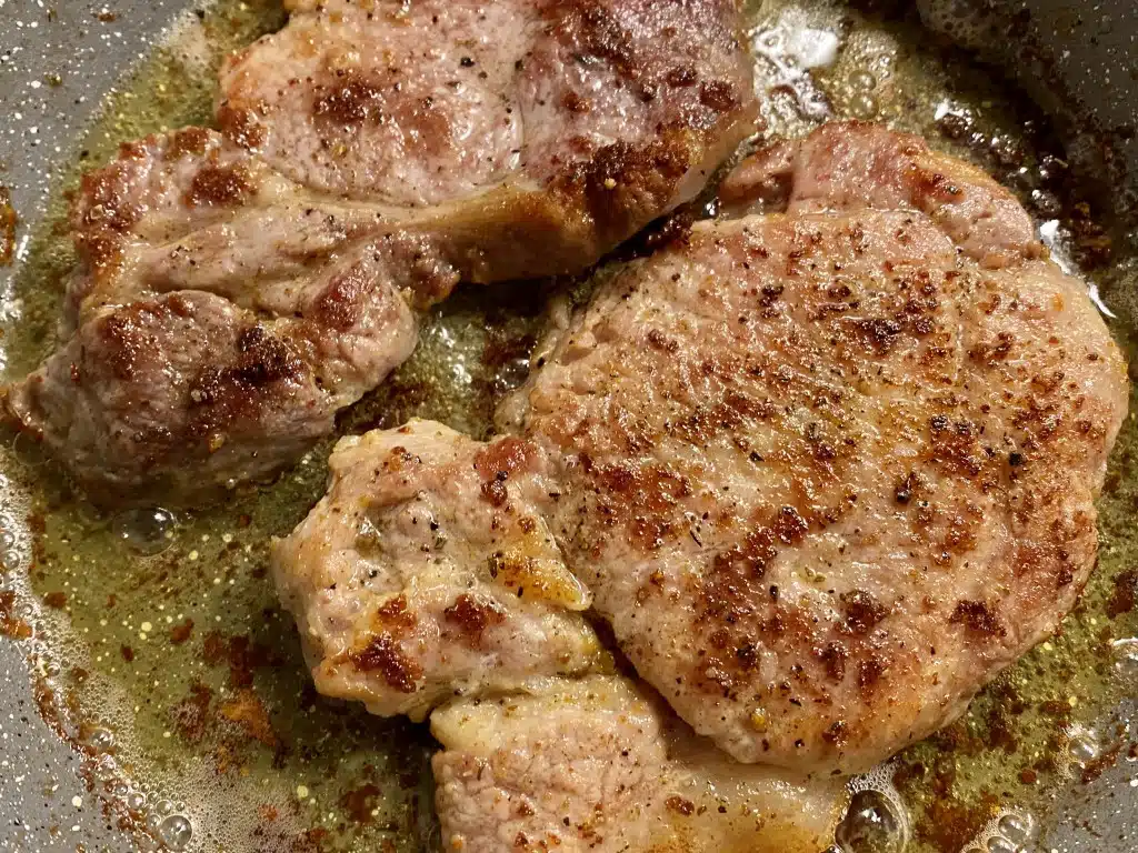 BB98D5F3-5595-4922-B670-00E1F07F59AC Friptura de porc prajita in unt cu ierburi aromatice si garnitura de cartofi aromati