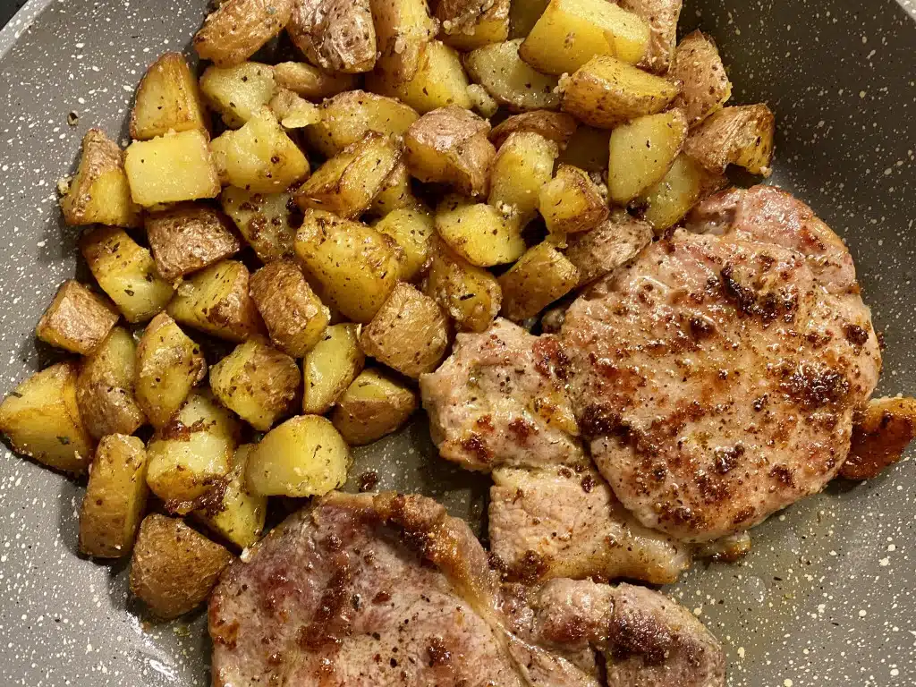 C0BD0C2F-FEC8-456E-A039-203F192899E9 Friptura de porc prajita in unt cu ierburi aromatice si garnitura de cartofi aromati