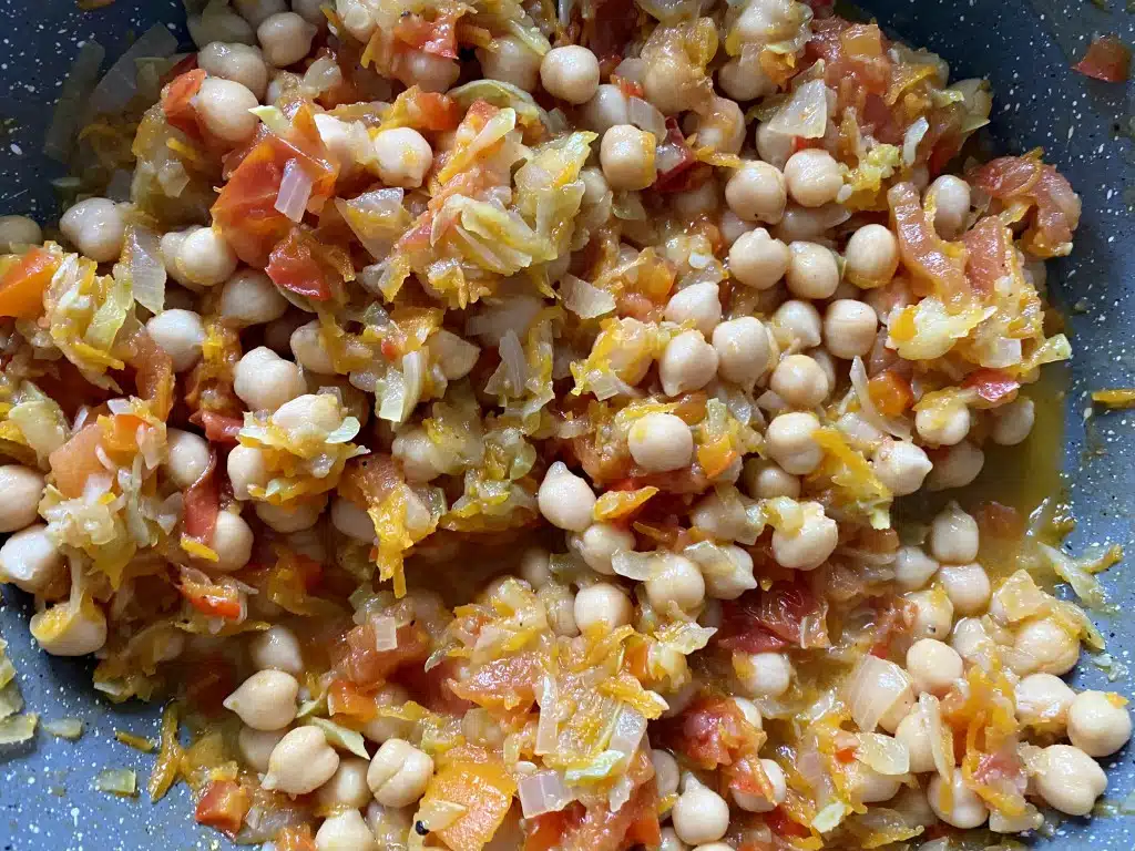 D59C86B6-C99D-4C19-9E3D-FF80D08BF92E Potaje (Tocanita) de naut cu legume inabusite in sos de rosii si pulpe de pui
