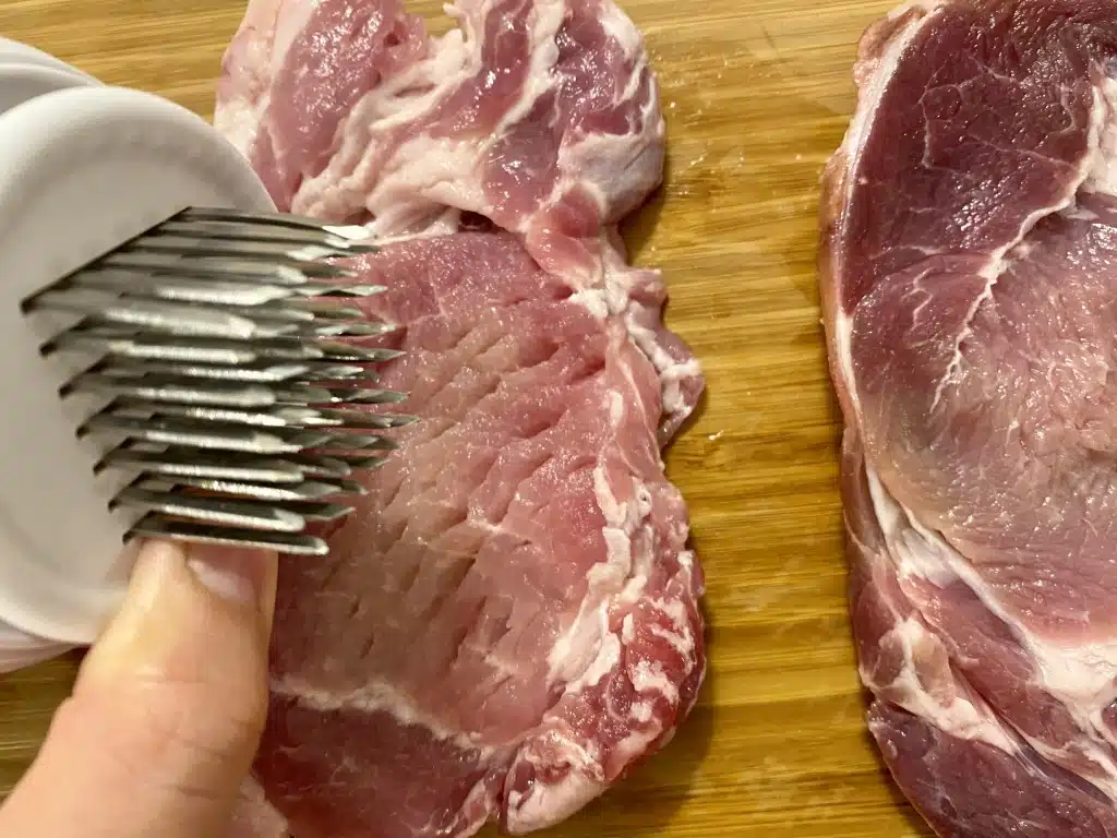 E768932F-E394-43C6-B1A7-1CBC83C0111E Friptura de porc prajita in unt cu ierburi aromatice si garnitura de cartofi aromati
