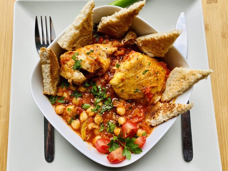 Potaje (Tocanita) de naut cu legume inabusite in sos de rosii si pulpe de pui