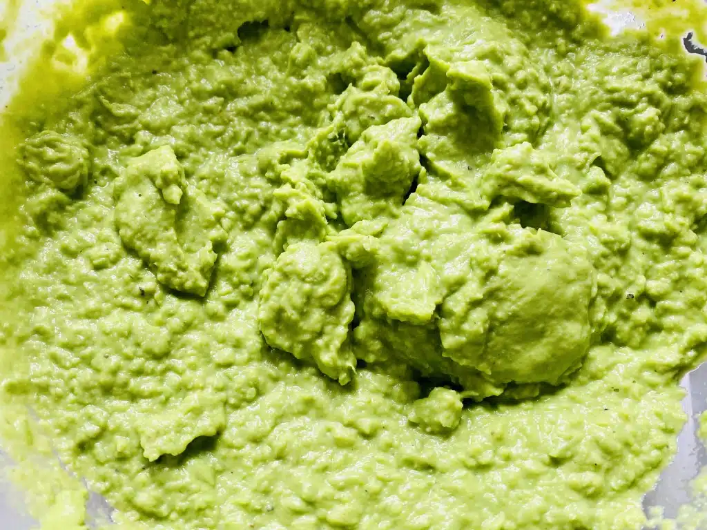 F6B7999D-20BE-46DF-9CB8-FC75FF42F547 Pulpe de pui aromate la tigaie cu garnitura de piure de mazare