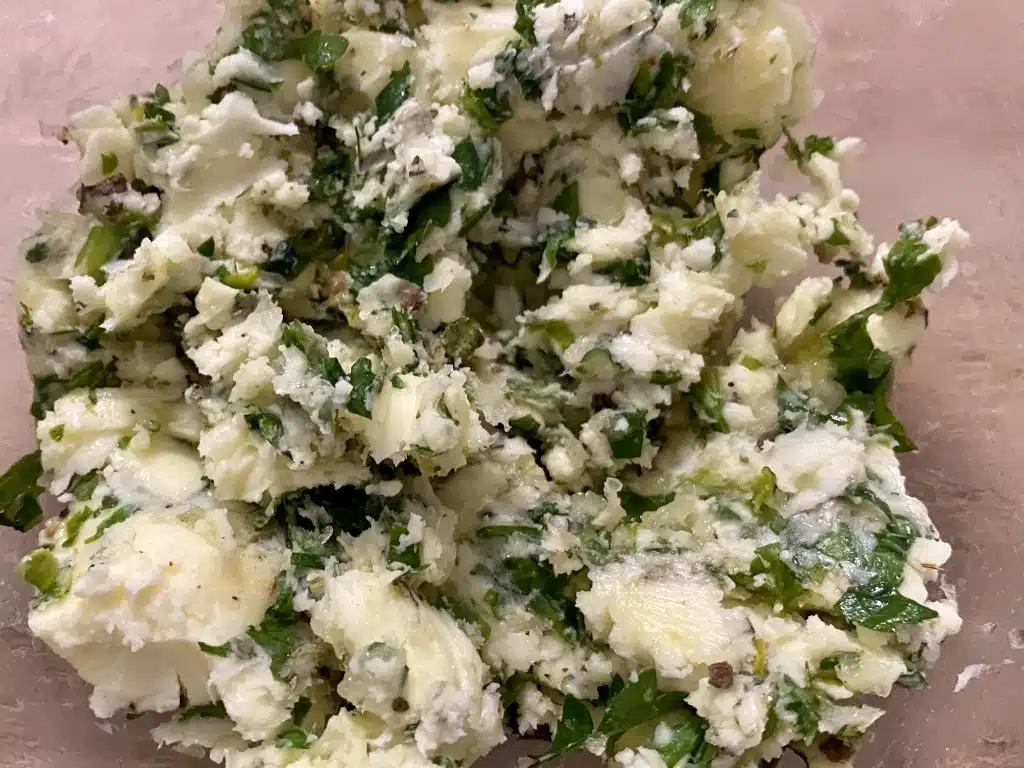 FDE68DD5-0738-4BA1-8487-DFE05B14B0B1 Friptura de porc prajita in unt cu ierburi aromatice si garnitura de cartofi aromati