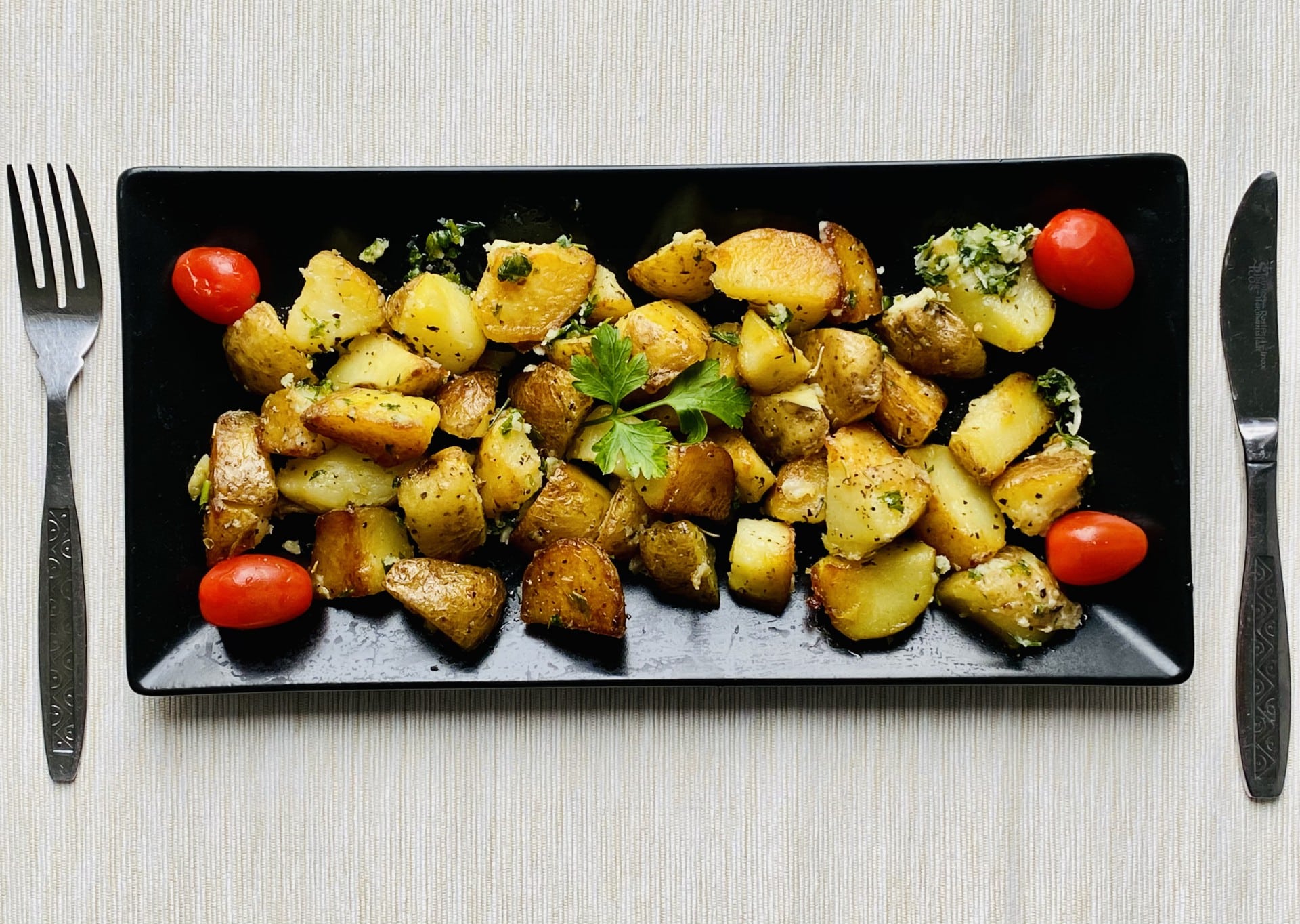 Cartofi albi prajiti – aromati cu ierburi aromatice