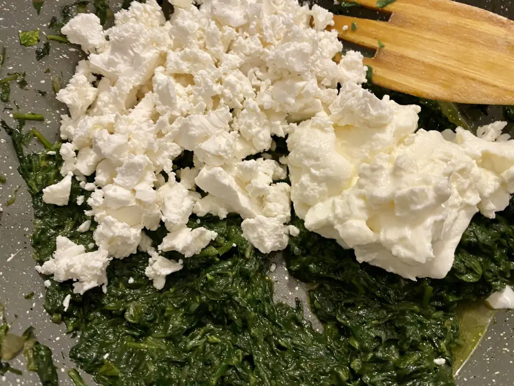 2EA41A58-F3A2-4B71-8B0C-8E48D3D4CD3F Placinta cu branza feta si spanac fara framantare si dospire (Spanakopita)