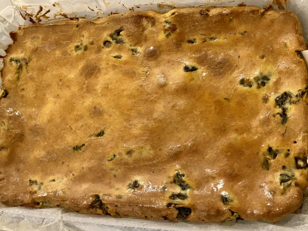 4CA67486-CB5E-407E-9DD2-287A7DA0F1BA Placinta cu branza feta si spanac fara framantare si dospire (Spanakopita)