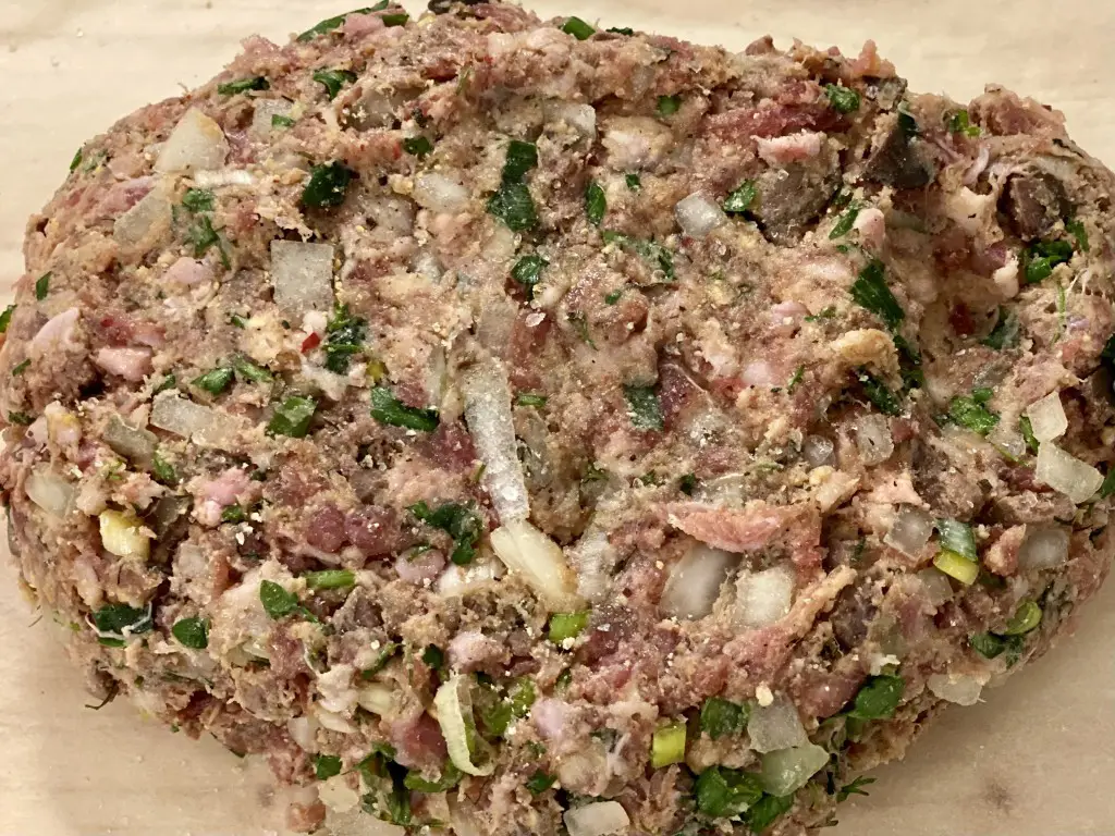 5B4282DB-1E04-454B-98CC-351761F0843A Rulada din carne amestec porc-vita in stil de drob