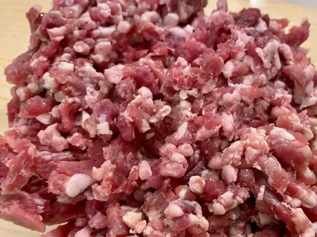 5D67FF40-8922-4BDD-94BB-03FD4E0127E7 Rulada din carne amestec porc-vita in stil de drob