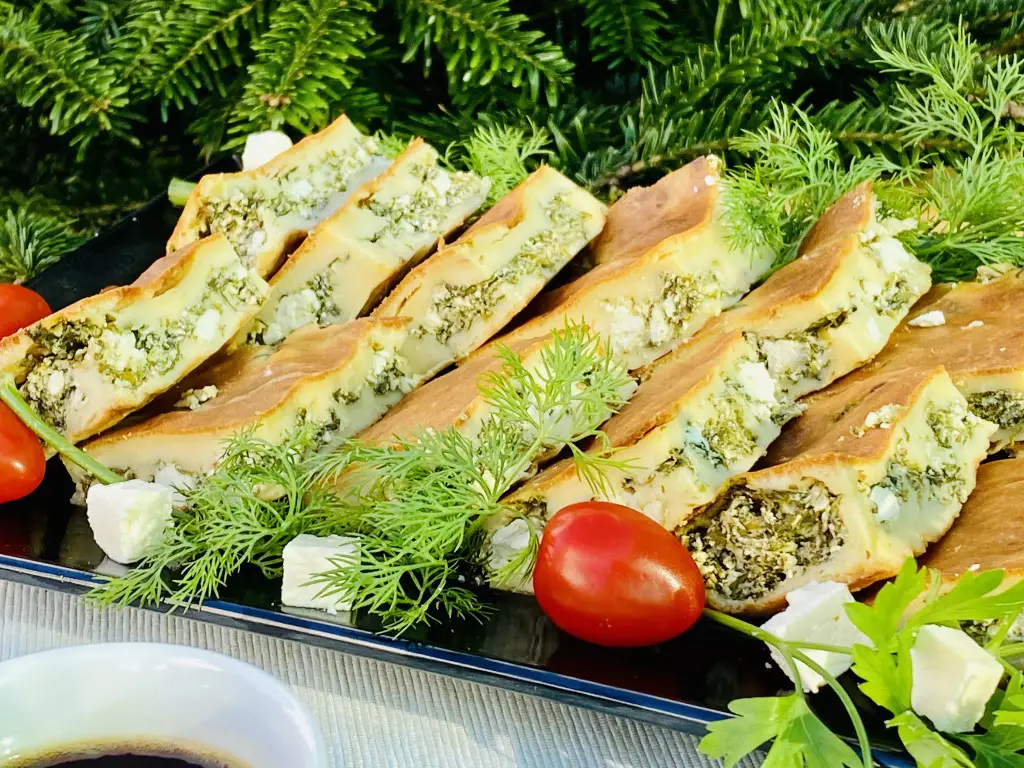 6A691E07-E25E-447C-BFC5-F9D1170F0297 Placinta cu branza feta si spanac fara framantare si dospire (Spanakopita)