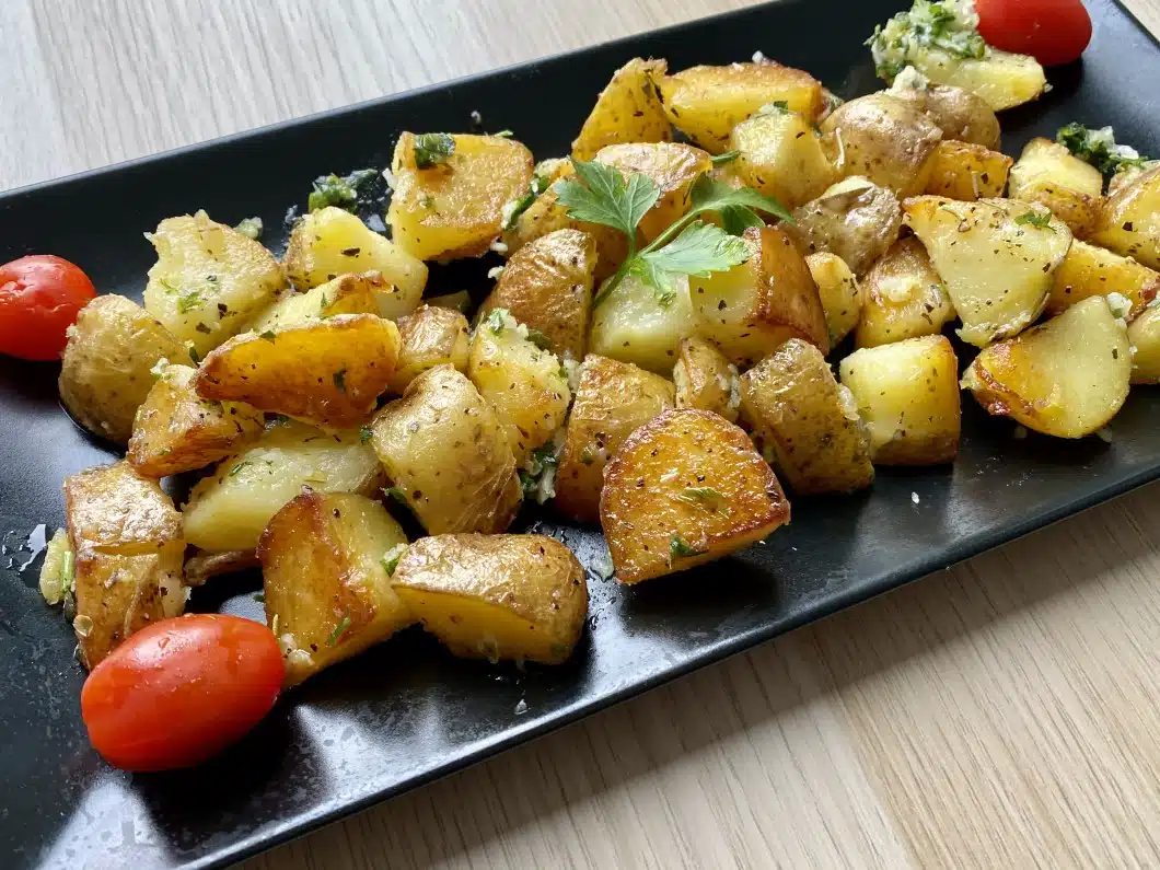 Cartofi albi prajiti – aromati cu ierburi aromatice